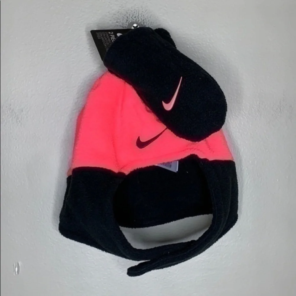 NWT. NIKE Infant Hat & Gloves